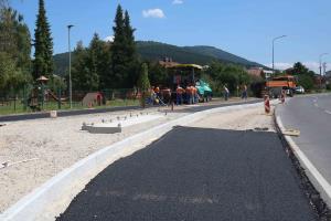 ASFALTIRANJE PRED OŠ CERKNICA 01 FOTO LJUBO VUKELIČ